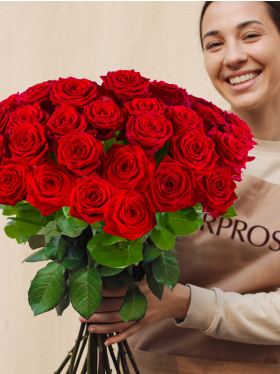30 red roses - Red Naomi