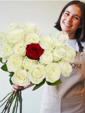 Add 1 other colour rose to your bouquet