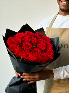 Black paper for your rose bouquet