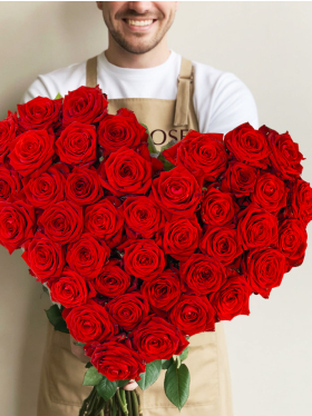 Bouquet of red roses in heart shape - Red Naomi