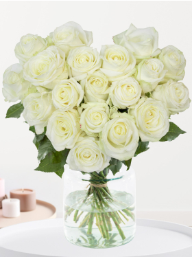 Bouquet of white roses in heart shape - Avalanche