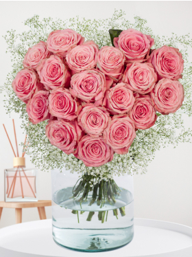 Bouquet of pink roses in heart shape with gypsophila - Sophia Loren